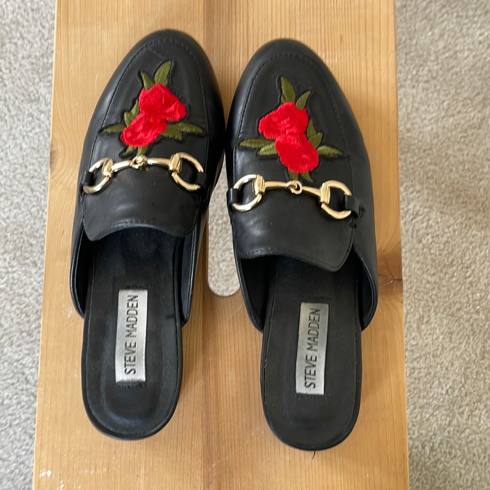 Steve Madden mules with rose 🌹
